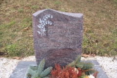 Urnenstein mit Blumen