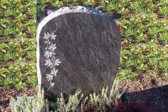 Urnenstein mit Blumen